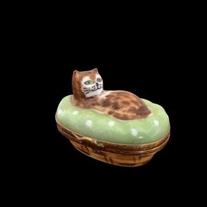 Vintage Limoges Made in France Detailed Painted Cat Trinket Box With Yarn Inside